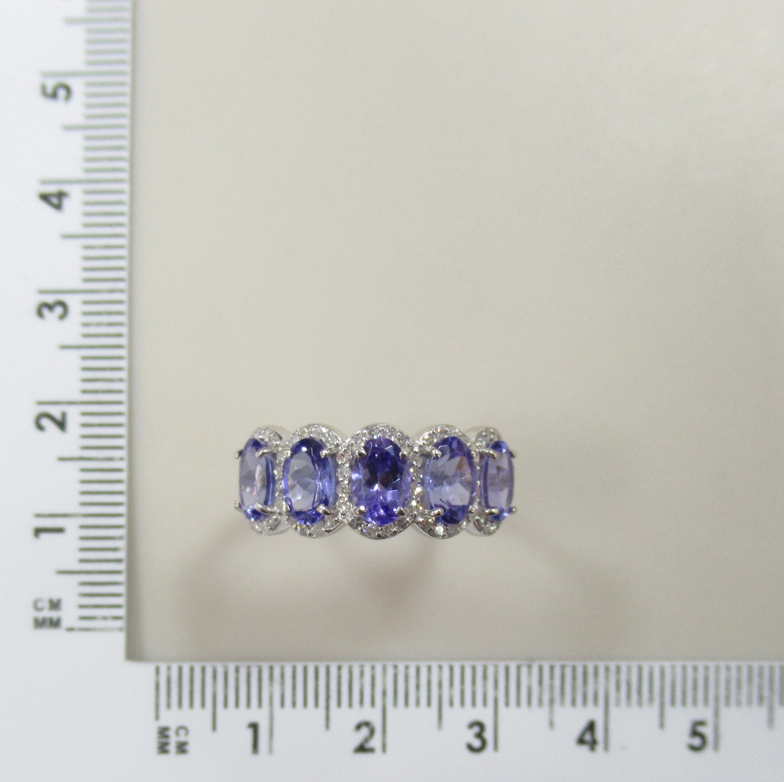 Кольцо из белого золота с танзанитами